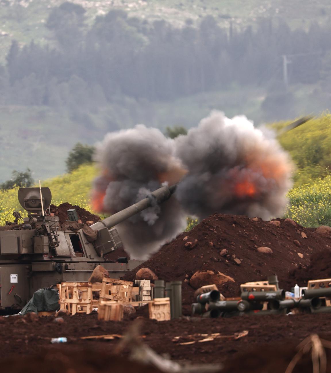 Eine israelische Artillerieeinheit feuert am 15.03.2026 von einem nicht genannten Standort nahe der israelisch-libanesischen Grenze aus Granaten auf Ziele im Libanon ab. 