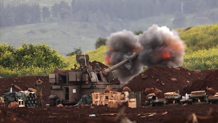 Eine israelische Artillerieeinheit feuert am 15.03.2026 von einem nicht genannten Standort nahe der israelisch-libanesischen Grenze aus Granaten auf Ziele im Libanon ab. 