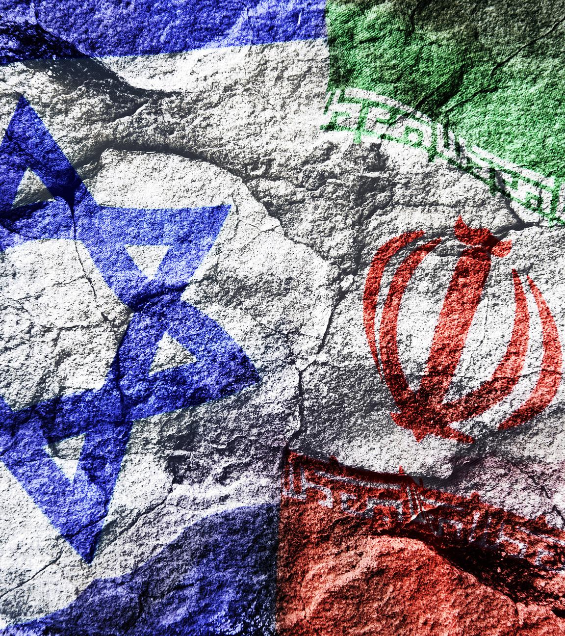 Die israelische und palästinensischen Flagge nebeneinander auf einen Stein projiziert.