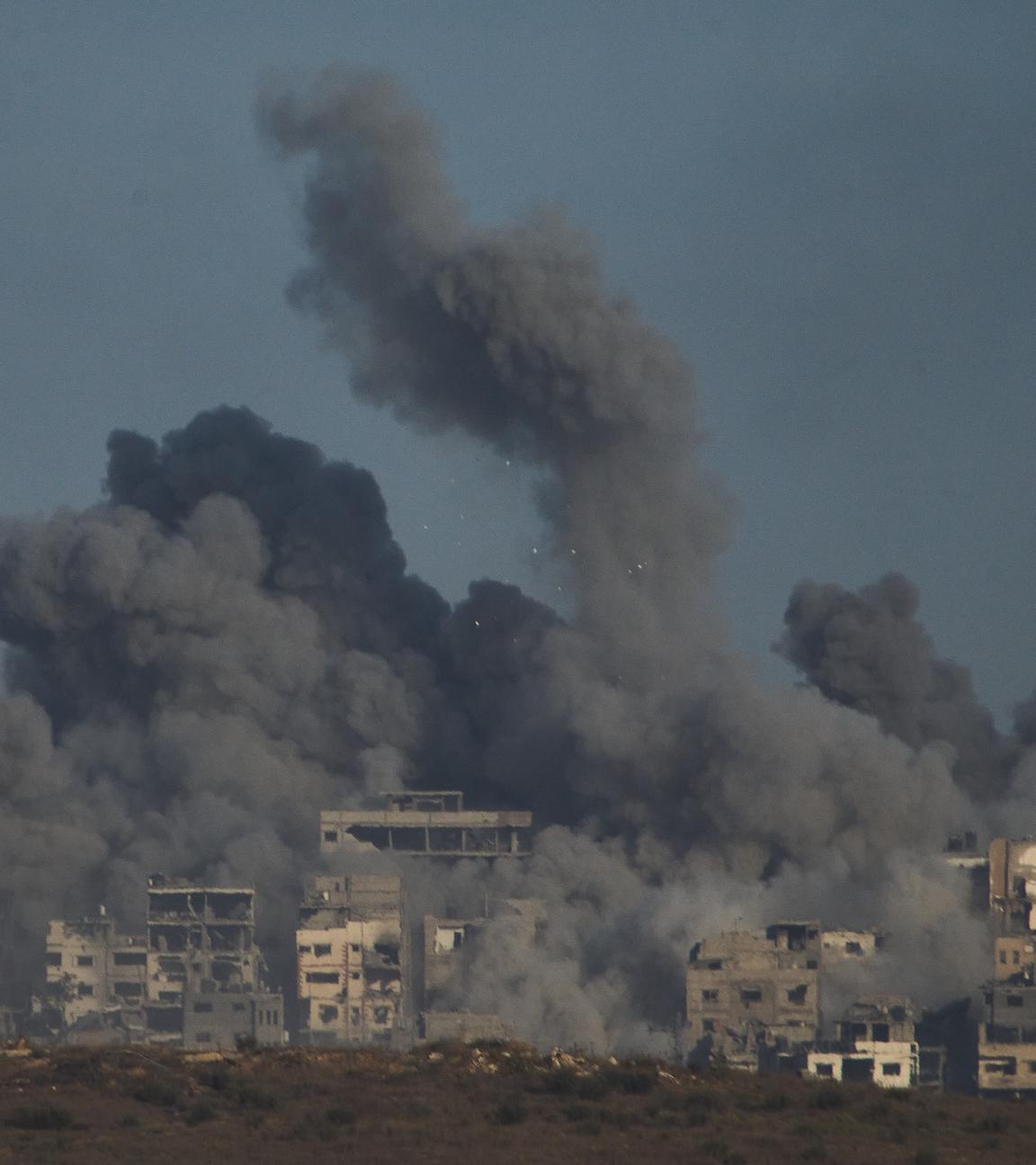 Eine Rauchwolke hängt über Gebäuden im Gazastreifen