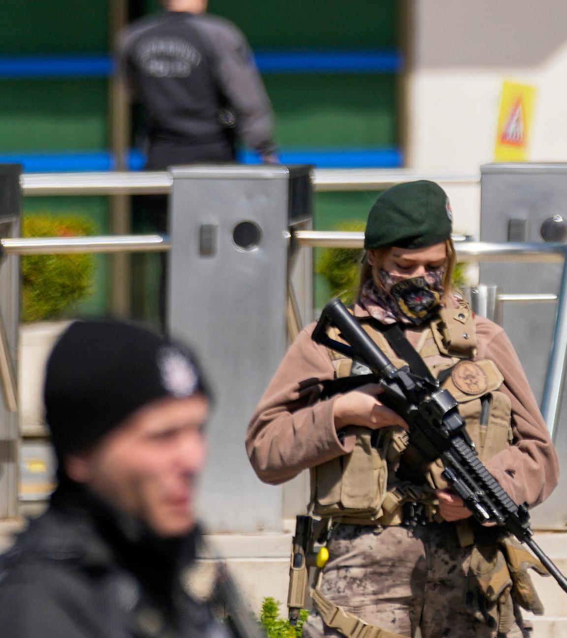 Türkische Polizei und Armee sichern das Gelände nach einem bewaffneten Angriff auf ein Gebäude des israelischen Konsulats in Istanbul. Aufgenommen am 07.04.2026.