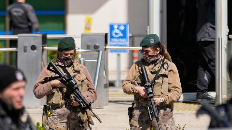 Türkische Polizei und Armee sichern das Gelände nach einem bewaffneten Angriff auf ein Gebäude des israelischen Konsulats in Istanbul. Aufgenommen am 07.04.2026.