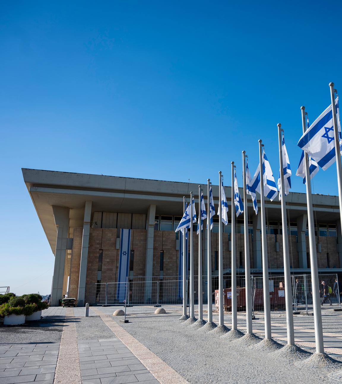 Israelische Fahnen wehen vor der Knesset, dem Einkammerparlament des Staates Israel, am 11.09.2022 in Jerusalem.