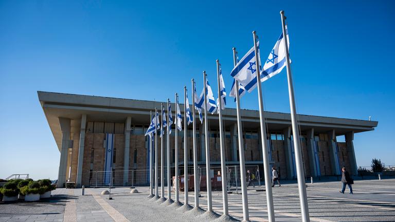 Israelische Fahnen wehen vor der Knesset, dem Einkammerparlament des Staates Israel, am 11.09.2022 in Jerusalem.