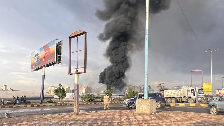 Israelische Kampfflugzeuge greifen den Präsidentenpalast und Kraftwerke im Jemen an