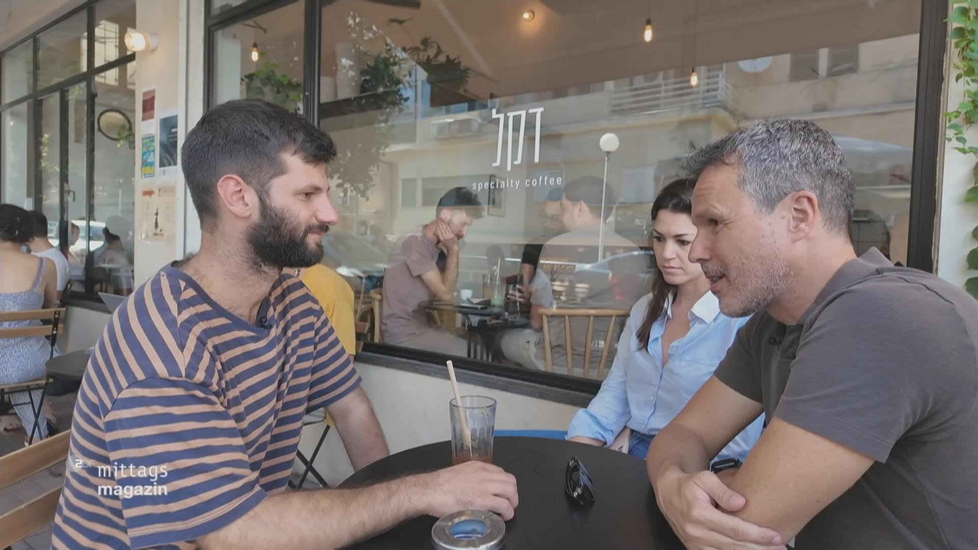 Ein israelischer Soldat im Gespräch mit dem ZDF Reporter