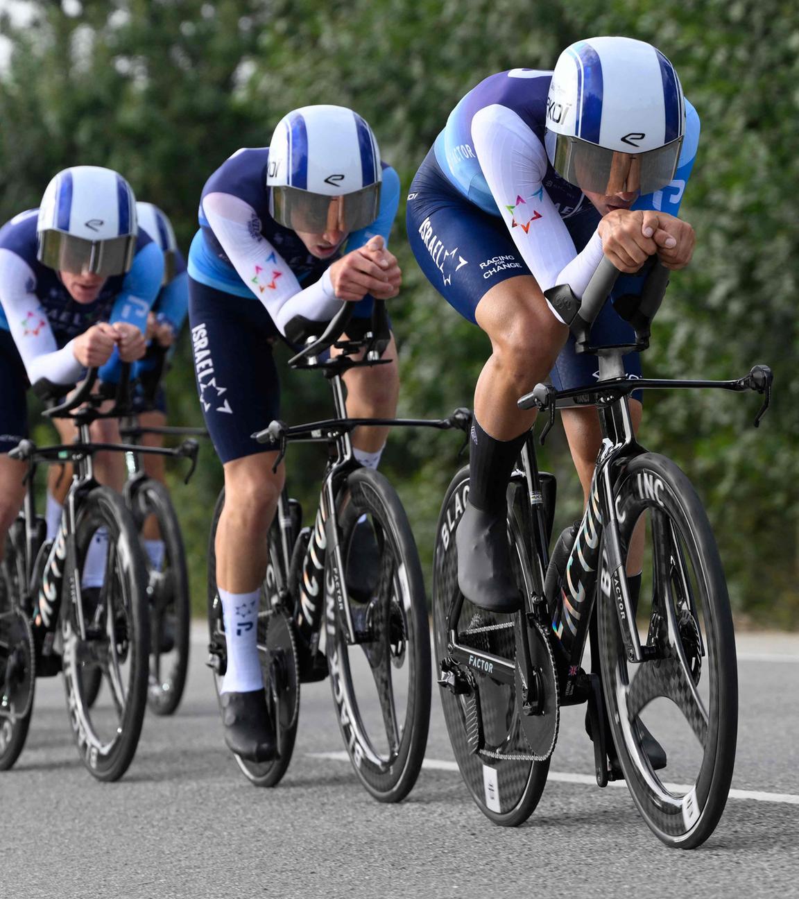 Das Team Israel Premier Tech kämpft in der fünften Etappe der Vuelta.