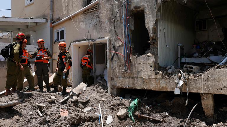 Ein zerstörtes Gebäude in Israel. Erste Soldaten überprüfen die Schäden an dem Gebäude, das von iranischen Angriffen getroffen wurde.