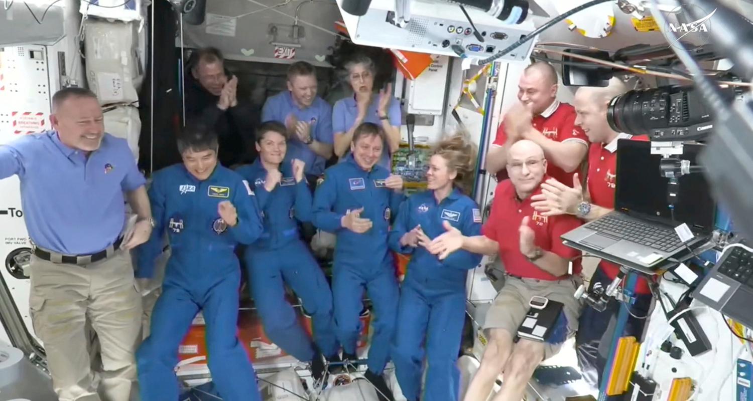 Eine Gruppe Astronauten an Bord der ISS