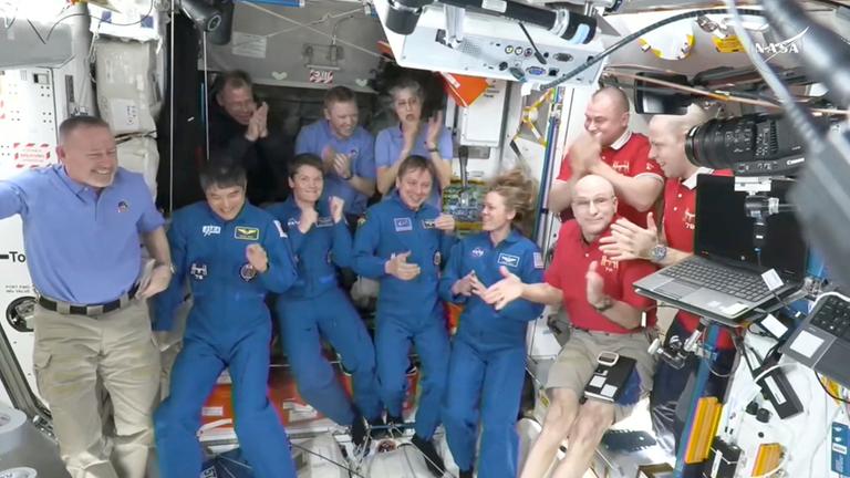 Eine Gruppe Astronauten an Bord der ISS