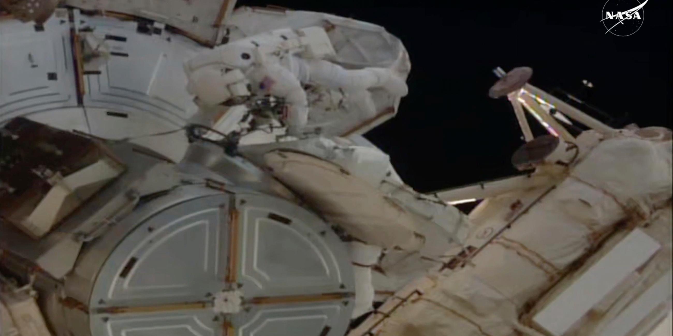 Auf diesem von der NASA zur Verfügung gestellten Bild arbeiten die Astronauten Anne McClain und Nichole Ayers während eines Weltraumspaziergangs am Donnerstag, 1. Mai 2025, außerhalb der Internationalen Raumstation. 