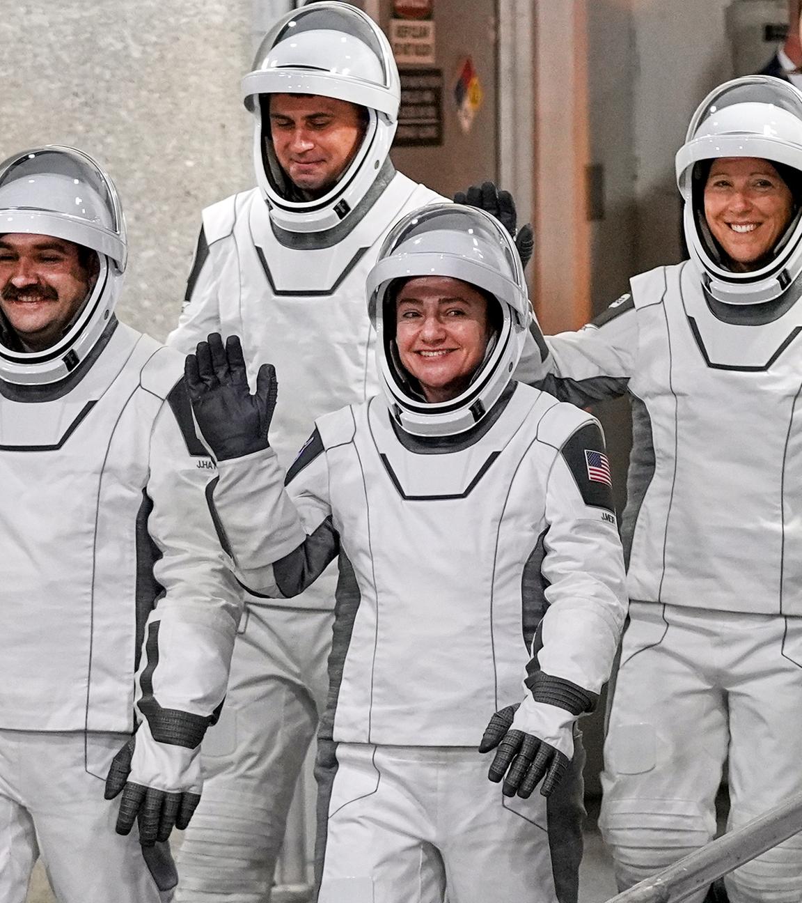 Die Astronauten der Crew 12, bestehend aus  Jack Hathaway, Andrej Fedjajew, Jessica Meir und Sophie Adenot verlassen das Operations- und Checkout-Gebäude.