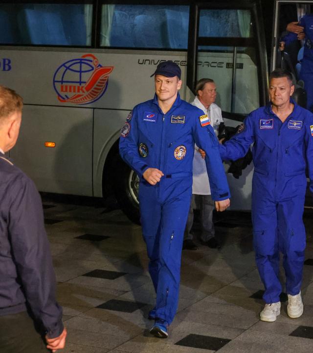 Der Kosmonaut Sergei Kud-Sverchkov (Mitte) von Roskosmos, Mitglied der Sojus-MS-28-Besatzung, ist während einer Begrüßungszeremonie im Gagarin-Kosmonautenausbildungszentrum in Star City zu sehen. Die Besatzung von „Sojus MS-28“ (die Roskosmos-Kosmonauten Sergei Kud-Sverchkov und Sergei Mikayev sowie der NASA-Astronaut Christopher Williams) kehrte am 26. Juli 2026 nach 241 Tagen auf der Internationalen Raumstation (ISS) zur Erde zurück.