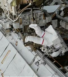 Zwei Nasa-Astronauten haben einen fast siebenstündigen Außeneinsatz an der Internationalen Raumstation ISS absolviert. Sie montierten Teile für ein neues Solarpanel. 