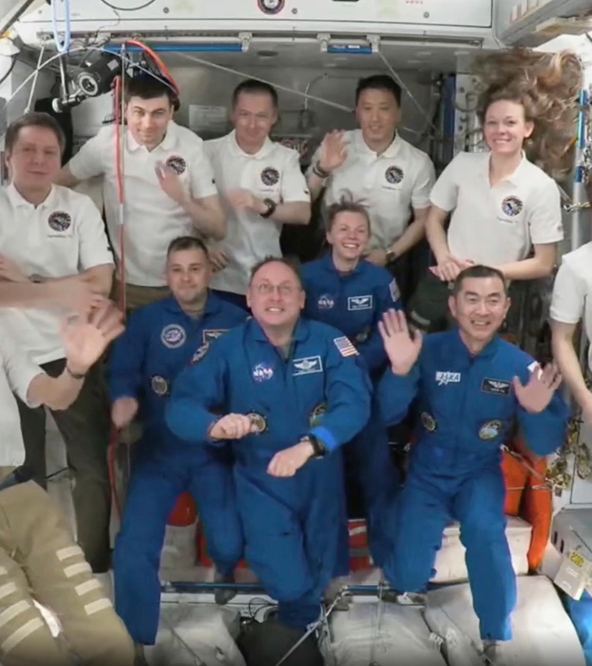 Dieses Standbild zeigt die neu angekommene Crew 11 die seit März auf der Internationalen Raumstation (ISS) sind, während einer Willkommenszeremonie.