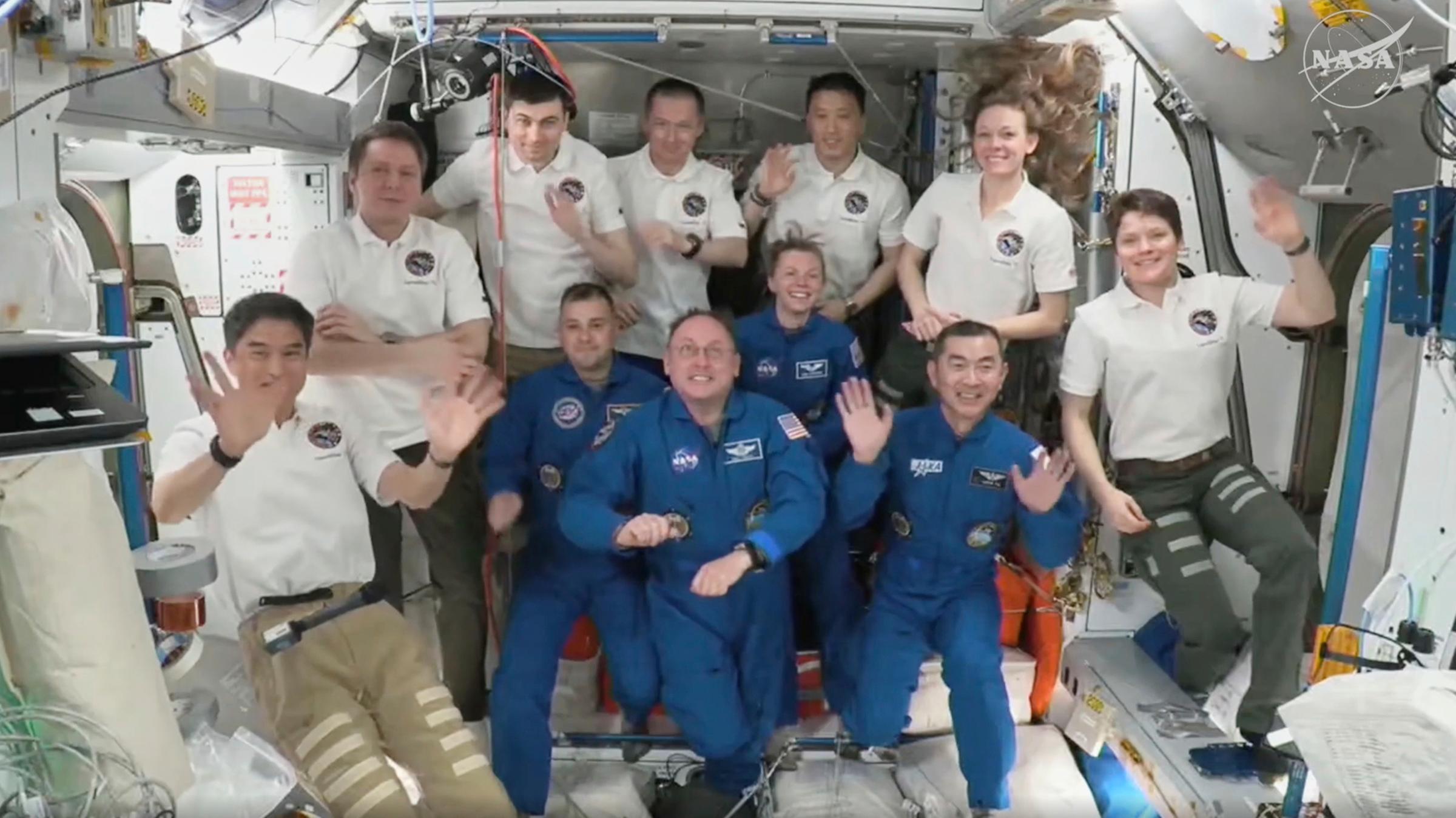 Dieses Standbild zeigt die neu angekommene Crew 11 die seit März auf der Internationalen Raumstation (ISS) sind, während einer Willkommenszeremonie.
