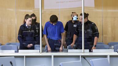 Der Angeklagte Issa Al H. (Mitte) nimmt am Beginn seines Prozesses wegen des Messerangriffs beim Stadtfest in Solingen vor dem Oberlandesgericht in Düsseldorf teil.