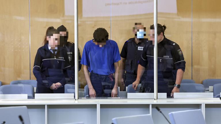 Der Angeklagte Issa Al H. (Mitte) nimmt am Beginn seines Prozesses wegen des Messerangriffs beim Stadtfest in Solingen vor dem Oberlandesgericht in Düsseldorf teil.