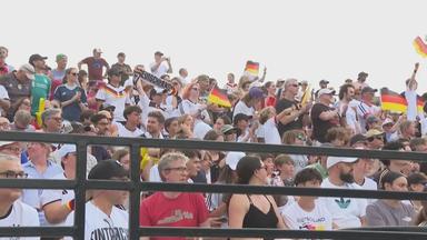 Jubelnde Deutschland-Fans beim Training der Nationalmannschaft