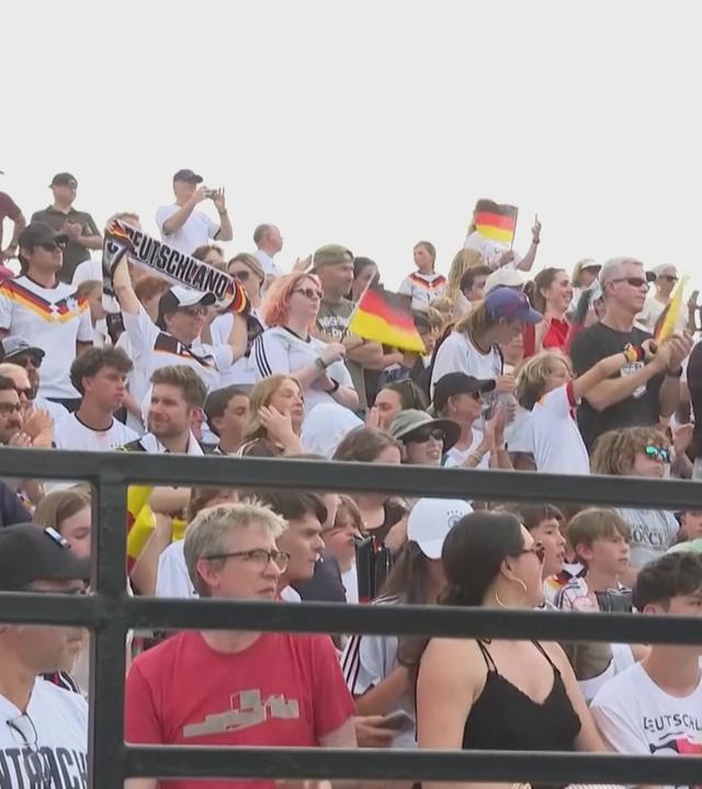 Jubelnde Deutschland-Fans beim Training der Nationalmannschaft