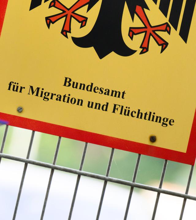 Asylanwärter füllt Antrag aus