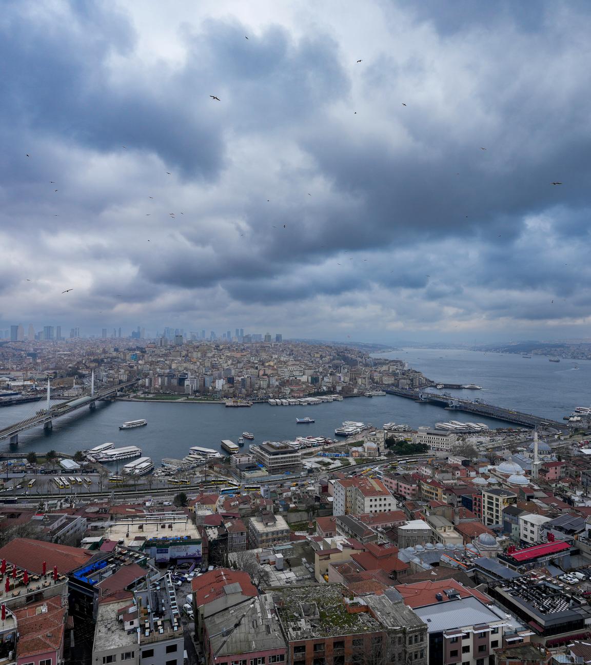 Archiv:  Fähren fahren über den Bosporus und verbinden die europäische Seite, oben und unten, mit der asiatischen Seite, oben rechts, von Istanbul