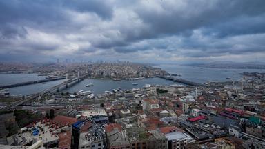 Archiv:  Fähren fahren über den Bosporus und verbinden die europäische Seite, oben und unten, mit der asiatischen Seite, oben rechts, von Istanbul