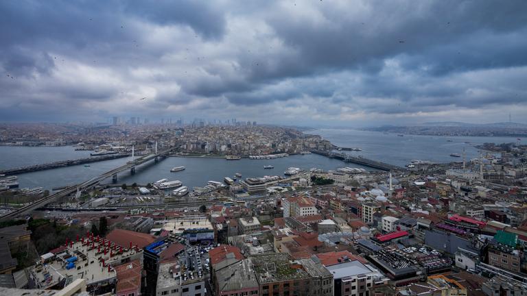 Archiv:  Fähren fahren über den Bosporus und verbinden die europäische Seite, oben und unten, mit der asiatischen Seite, oben rechts, von Istanbul