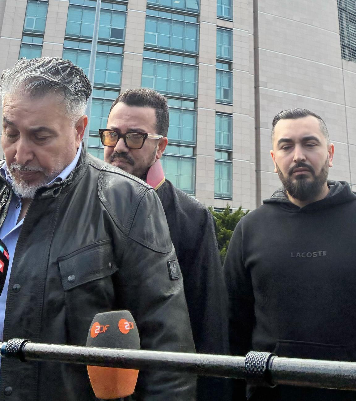 Mutter Cemile Yilmaz (r), Vater Yilmaz Böcek (l) und Bruder Mustafa Böcek (2.v.r.) kommen mit ihrem Anwalt zum Prozess.