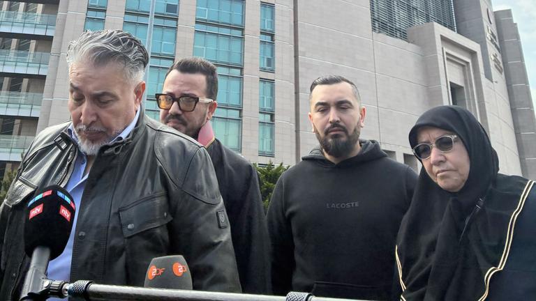 Mutter Cemile Yilmaz (r), Vater Yilmaz Böcek (l) und Bruder Mustafa Böcek (2.v.r.) kommen mit ihrem Anwalt zum Prozess.