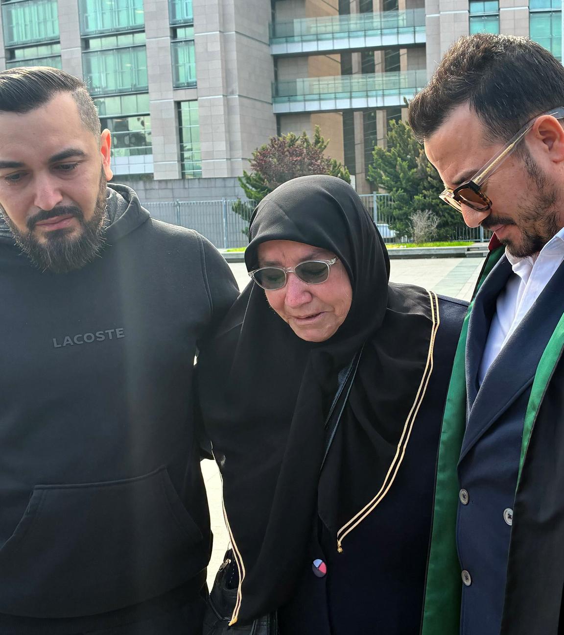 Mutter Cemile Yilmaz und Bruder Mustafa Böcek (l) kommen mit Anwalt Yasar Balci zum Prozess um den Tod einer vierköpfigen Familie. 