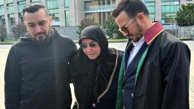 Mutter Cemile Yilmaz und Bruder Mustafa Böcek (l) kommen mit Anwalt Yasar Balci zum Prozess um den Tod einer vierköpfigen Familie. 