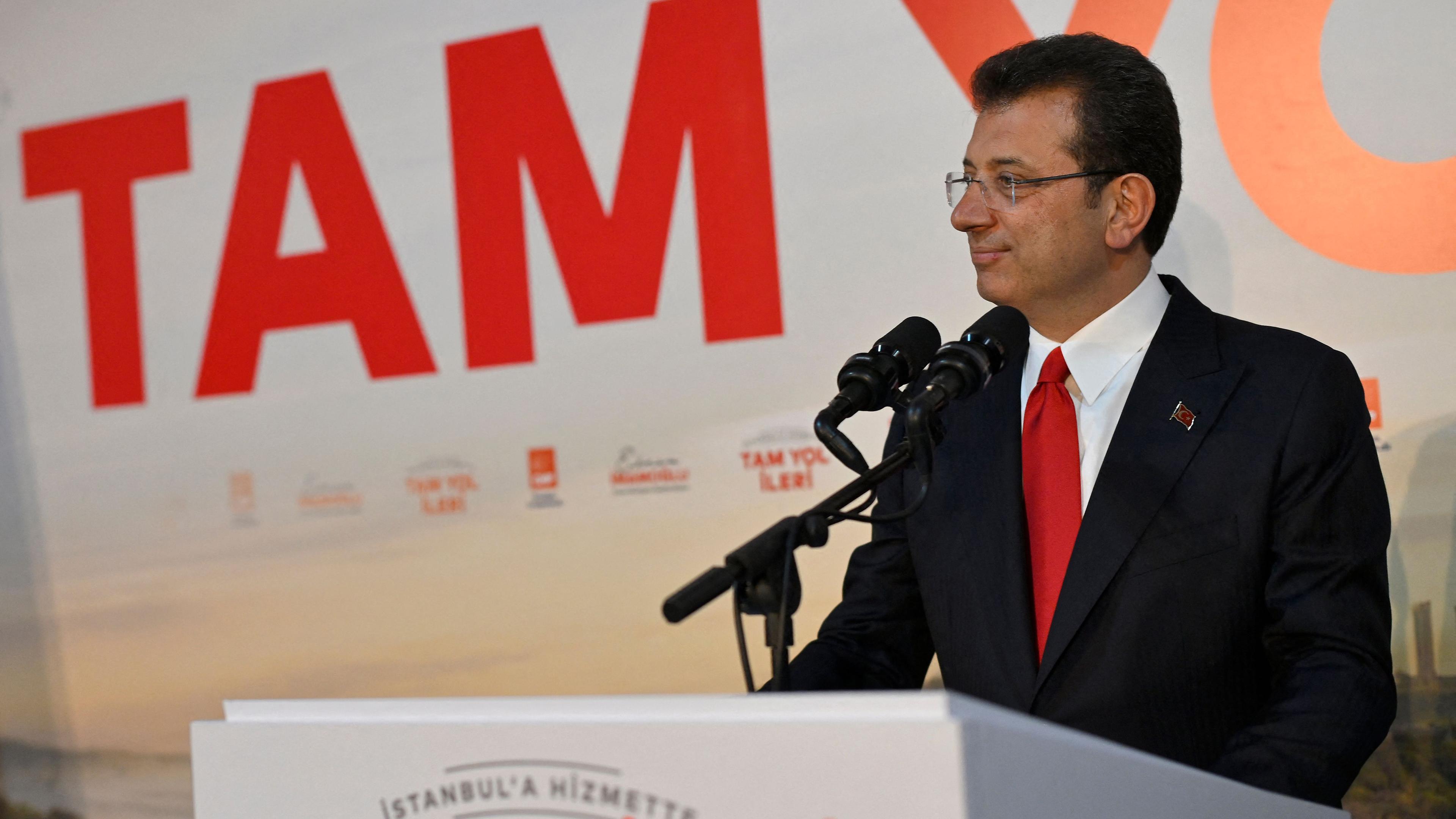Der amtierende Bürgermeister von Istanbul, Ekrem Imamoglu, am Rednerpult am 31. März 2024.