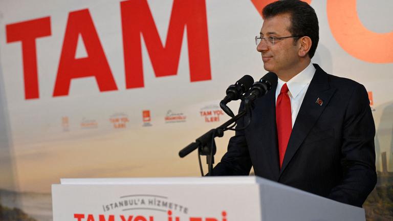 Der amtierende Bürgermeister von Istanbul, Ekrem Imamoglu, am Rednerpult am 31. März 2024.