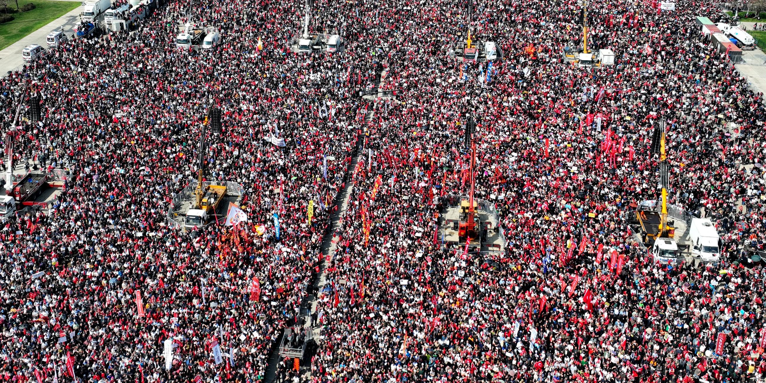 Hunderttausende demonstrieren in Istanbul für die Freilassung des inhaftierten Bürgermeisters Ekrem Imamoglu.