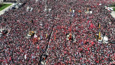 Hunderttausende demonstrieren in Istanbul für die Freilassung des inhaftierten Bürgermeisters Ekrem Imamoglu.