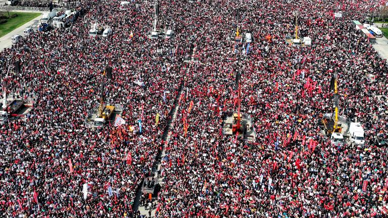 Hunderttausende demonstrieren in Istanbul für die Freilassung des inhaftierten Bürgermeisters Ekrem Imamoglu.