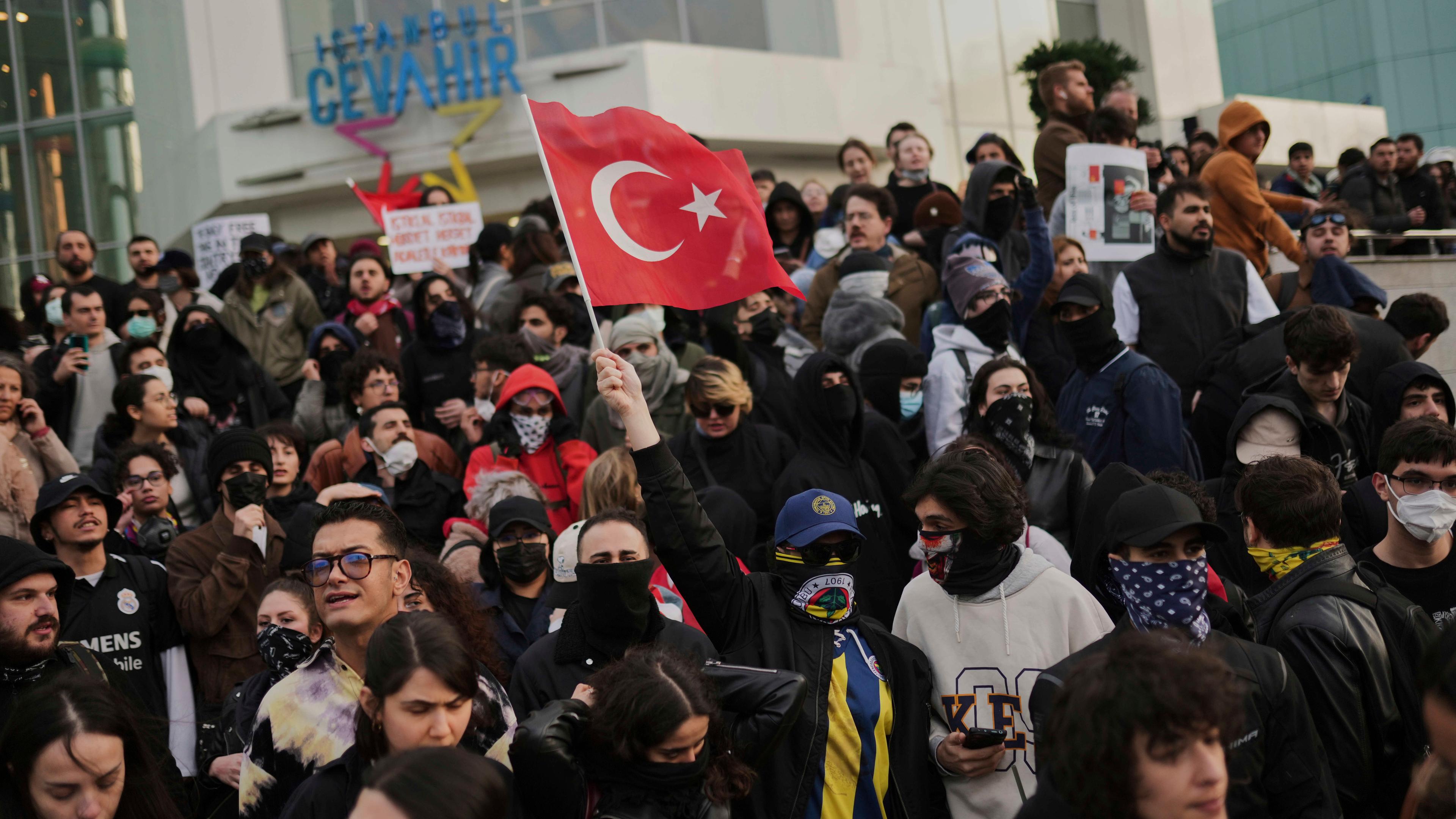 Während einer Demonstration von Universitätsstudenten in Istanbul, Türkei, nachdem der Bürgermeister von Istanbul, Imamoglu, verhaftet und ins Gefängnis gesteckt wurde, rufen Menschen Slogans.