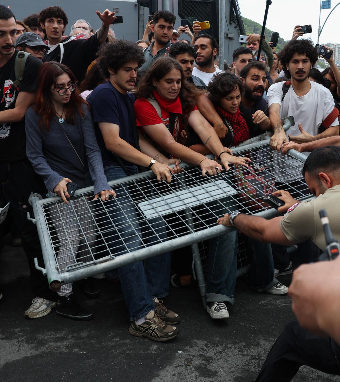 Menschen zerren an einer Barrikade in Istanbul bei einer Demonstration gegen eine polizeliche Abriegelung des Oppositions-Hauptsitzes.
