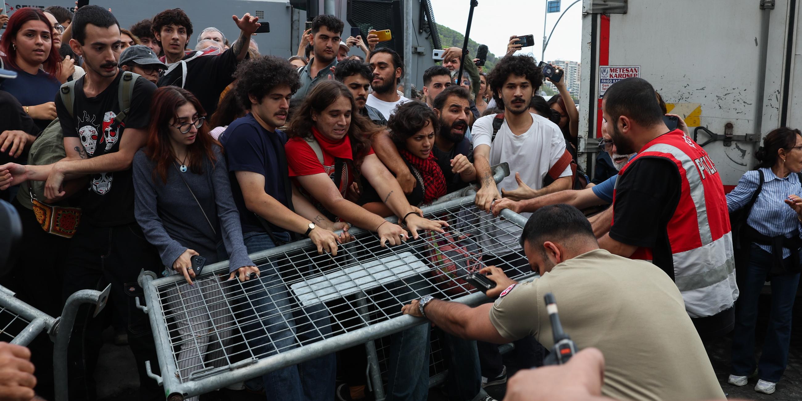 Menschen zerren an einer Barrikade in Istanbul bei einer Demonstration gegen eine polizeliche Abriegelung des Oppositions-Hauptsitzes.