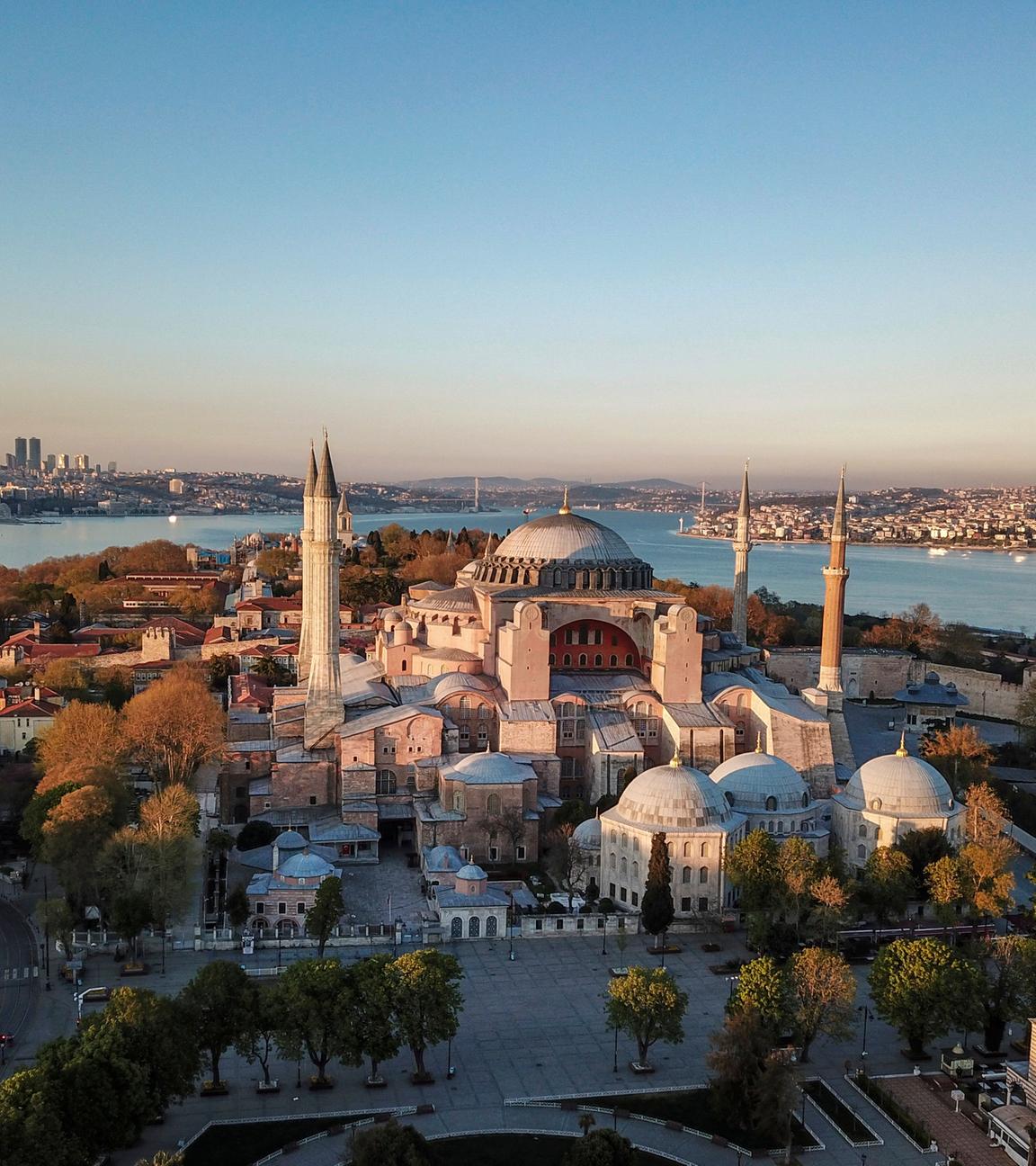 Istanbul, zu sehen ist eine Ansicht der Stadt mit Hagia Sophia im historischen Sultan-Ahmet-Viertel