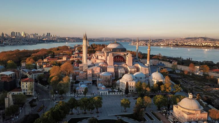 Istanbul, zu sehen ist eine Ansicht der Stadt mit Hagia Sophia im historischen Sultan-Ahmet-Viertel