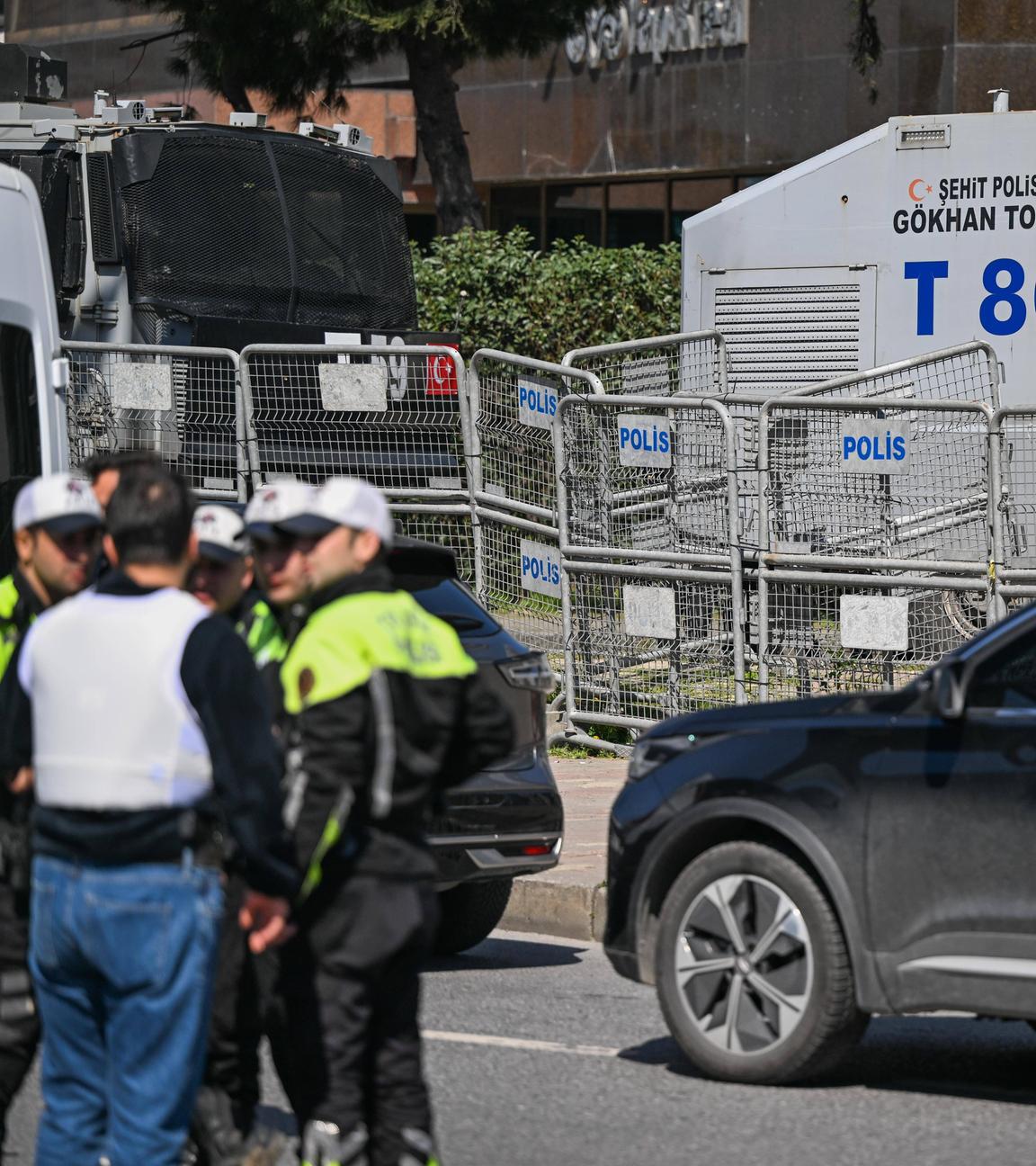 Vor dem israelienischen Konsulat stehen Einsatzkräfte