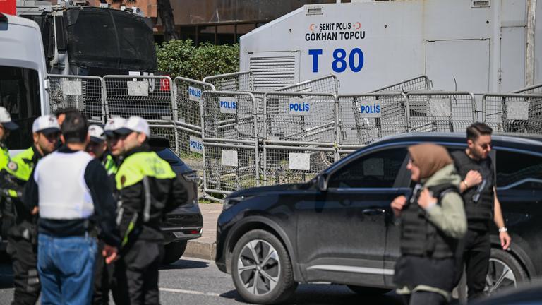 Vor dem israelienischen Konsulat stehen Einsatzkräfte