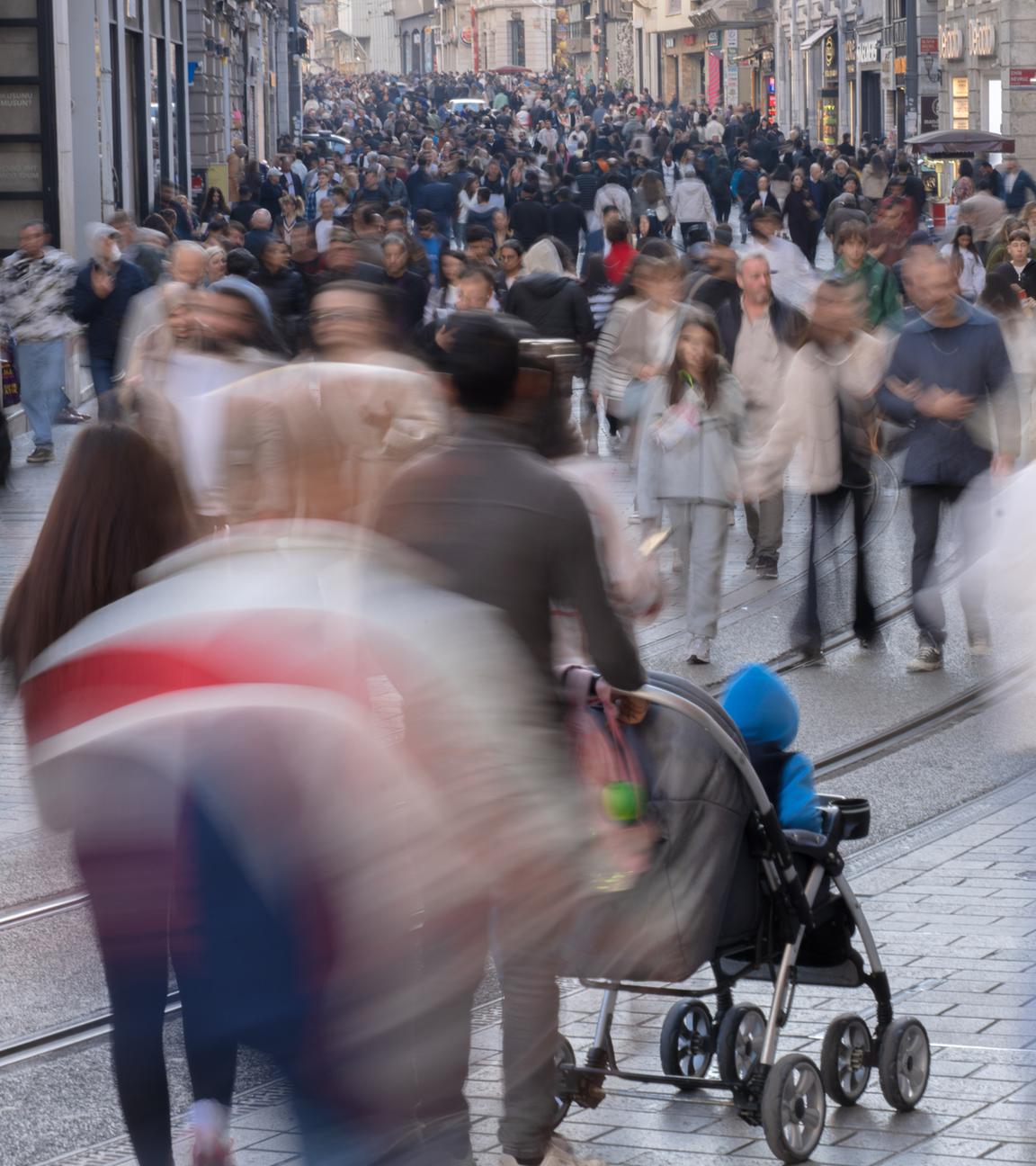 Türkei, Istanbul: Einheimische und Touristen spazieren die Istiklal-Straße entlang, eine belebte Fußgängerzone in Istanbul.