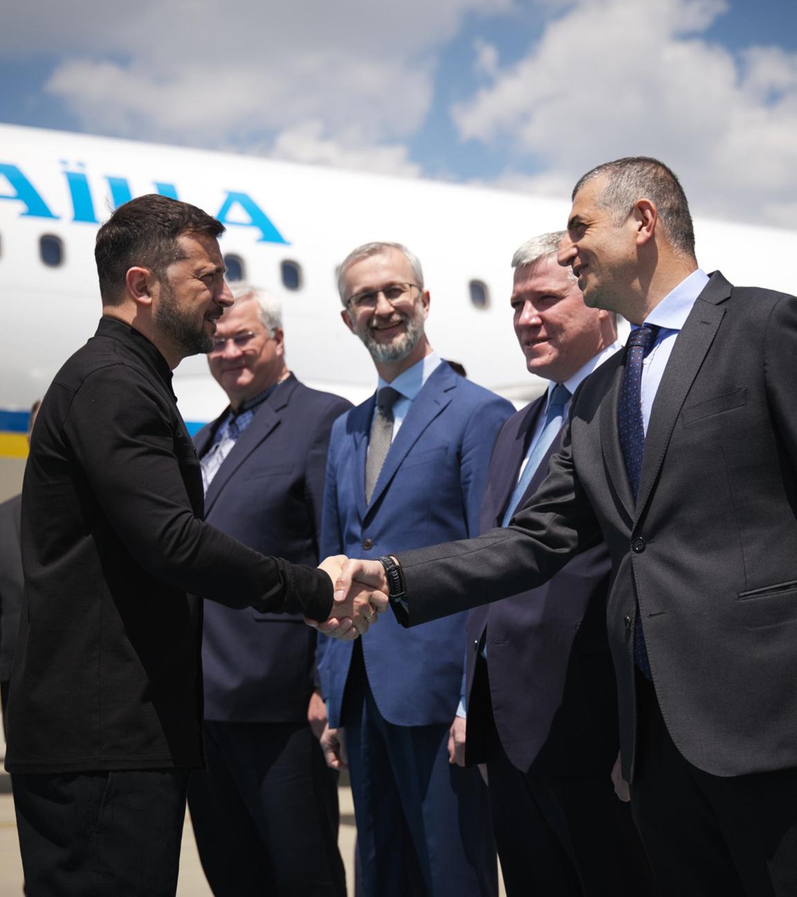  Türkei, Ankara: Ukraines Präsident Wolodymyr Selenskyj (l) kommt auf dem Flughafen Esenboga in Ankara an.
