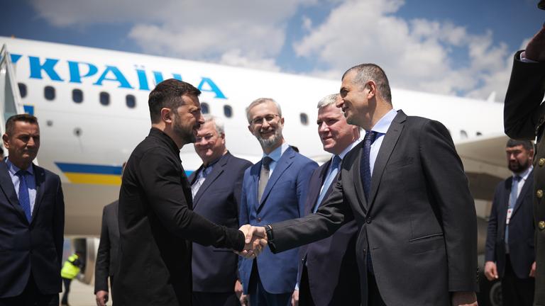  Türkei, Ankara: Ukraines Präsident Wolodymyr Selenskyj (l) kommt auf dem Flughafen Esenboga in Ankara an.