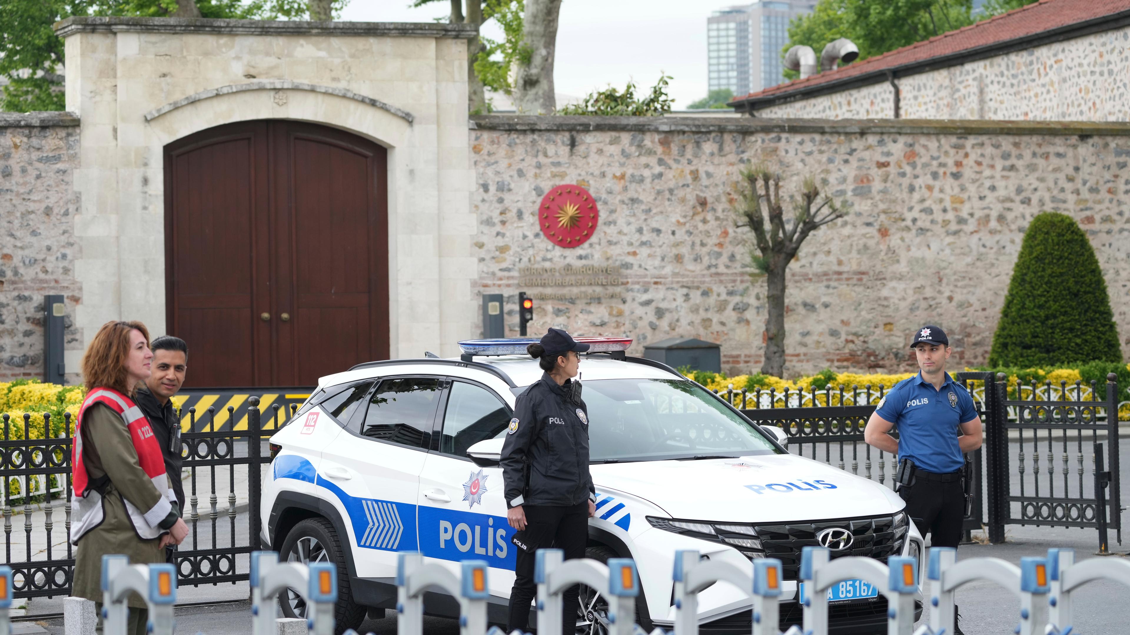 Vor den erwarteten Gesprächen zwischen russischen und ukrainischen Delegationen im Dolmabache-Palast stehen Polizisten vor einem Tor