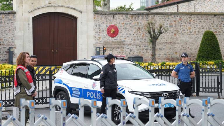 Vor den erwarteten Gesprächen zwischen russischen und ukrainischen Delegationen im Dolmabache-Palast stehen Polizisten vor einem Tor