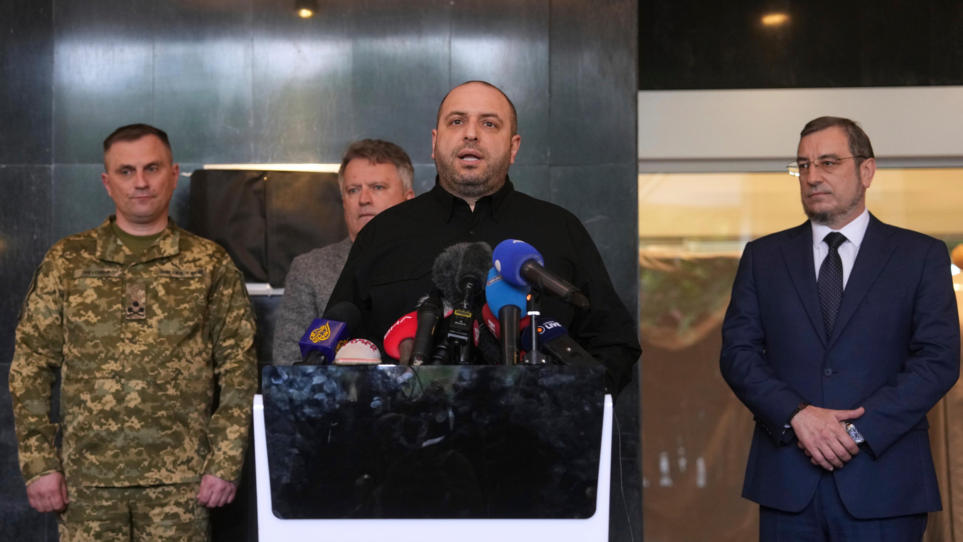 Der ukrainische Verteidigungsminister Rustem Umerov spricht vor einem Pult mit der Presse nach den beendeten Verhandlungen in Istanbul.